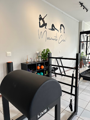 Ambiente interno da clínica com aparelhos de Pilates e fisioterapia